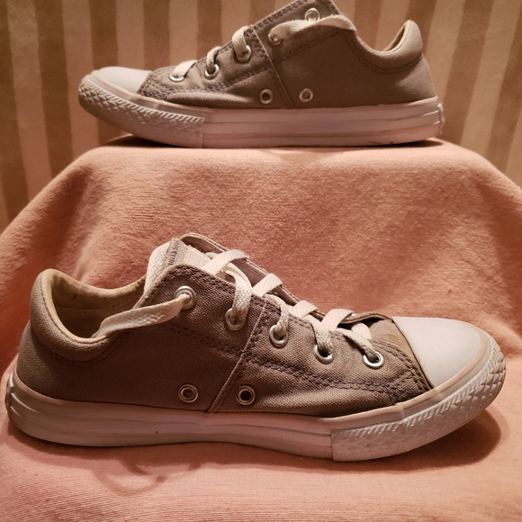 EUC CTAS Jr. classic low top kicks in khaki (Jr. 3) cool puff accent - Picture 7 of 7